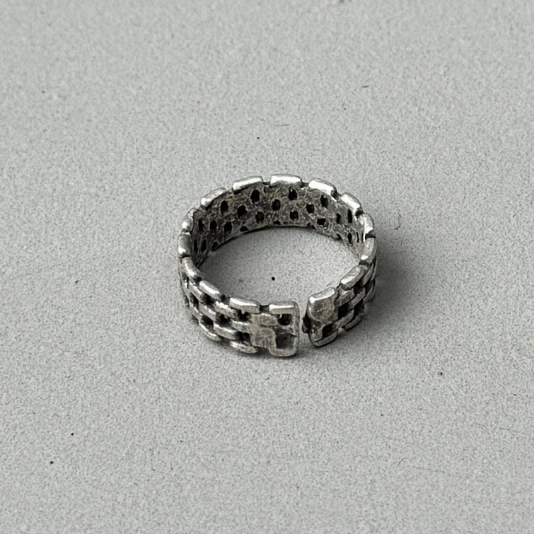 photo of the back of a silver ring with a chain link design